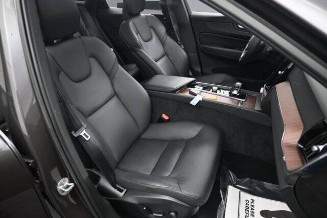 2023 Volvo XC60 B5 Plus Dark Theme