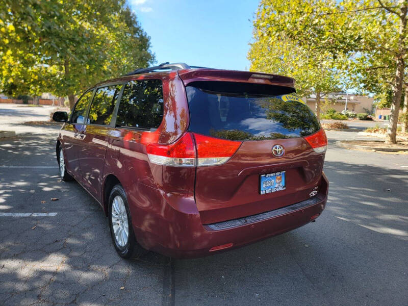 2013 Toyota Sienna XLE photo 8