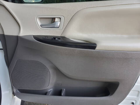 2015 Toyota Sienna LE 8-Passenger