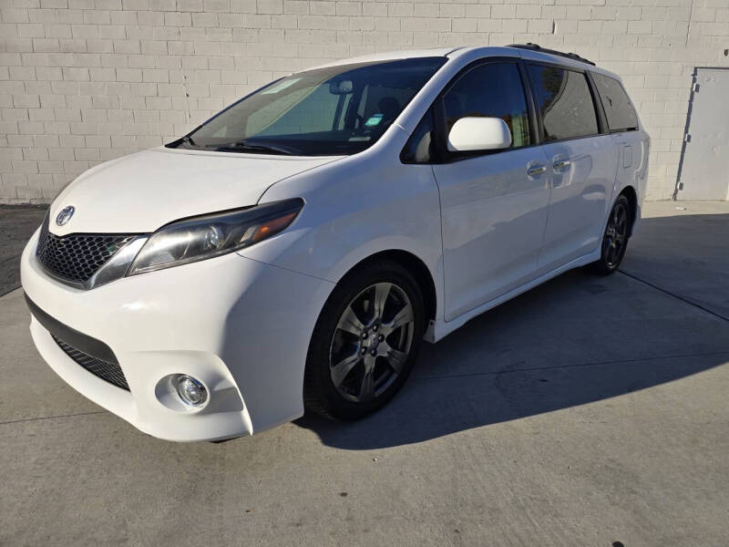 2017 Toyota Sienna SE Premium photo 2