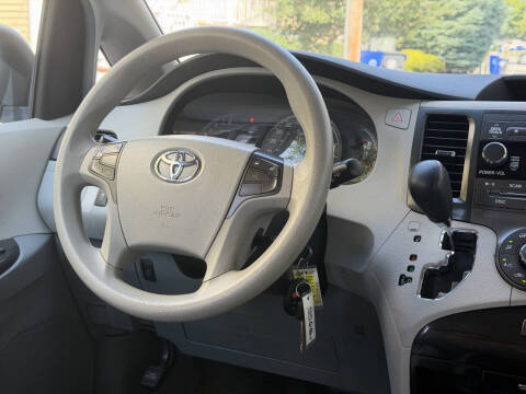 2011 Toyota Sienna LE 8-Passenger