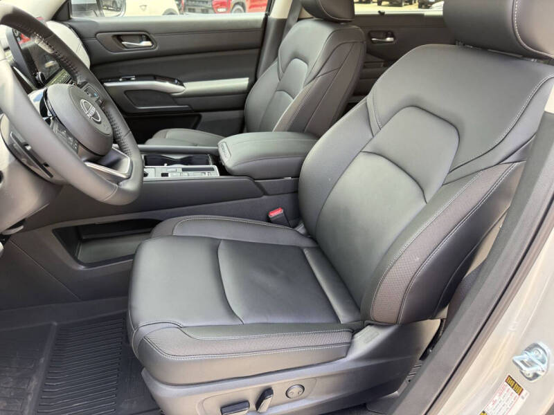 2025 Nissan Pathfinder SL