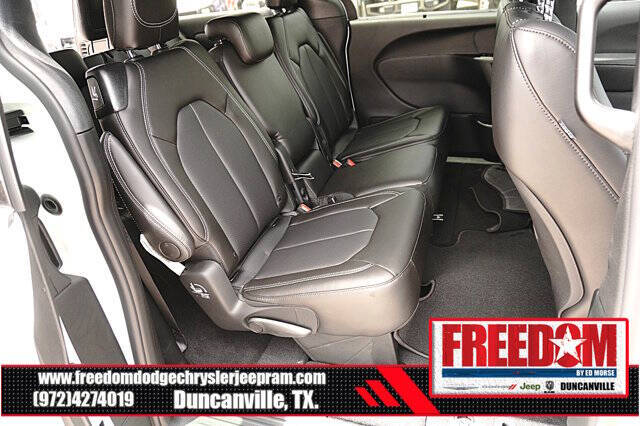 2027 Chrysler Pacifica Select