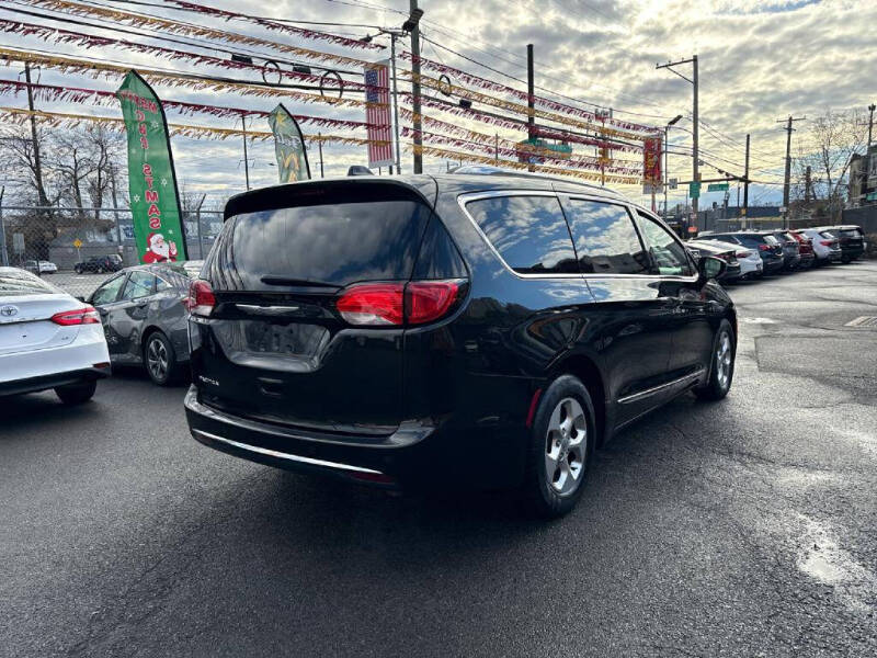 2017 Chrysler Pacifica Touring-L Plus