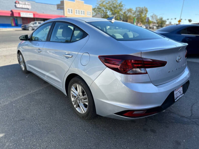 2020 Hyundai Elantra SEL photo 5