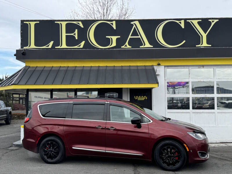 2017 Chrysler Pacifica Touring-L's photo