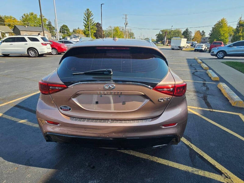 2017 INFINITI QX30 Premium photo 9