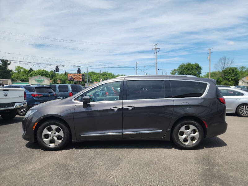 2017 Chrysler Pacifica Touring-L Plus