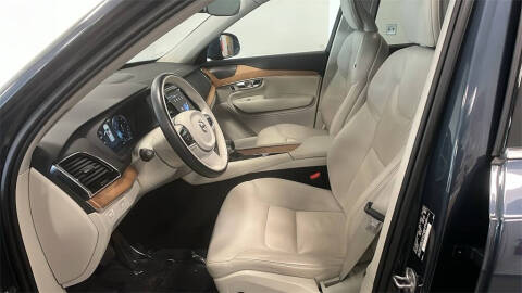 2022 Volvo XC90 T6 Momentum 7-Passenger