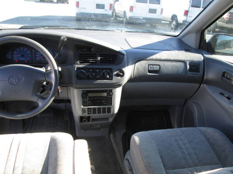 2002 Toyota Sienna LE photo 13