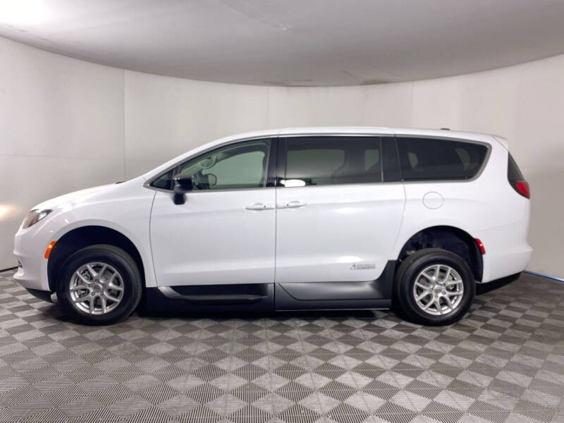 2024 Chrysler Voyager LX