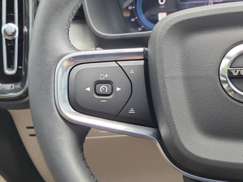 2024 Volvo XC40 B5 Ultimate Dark Theme