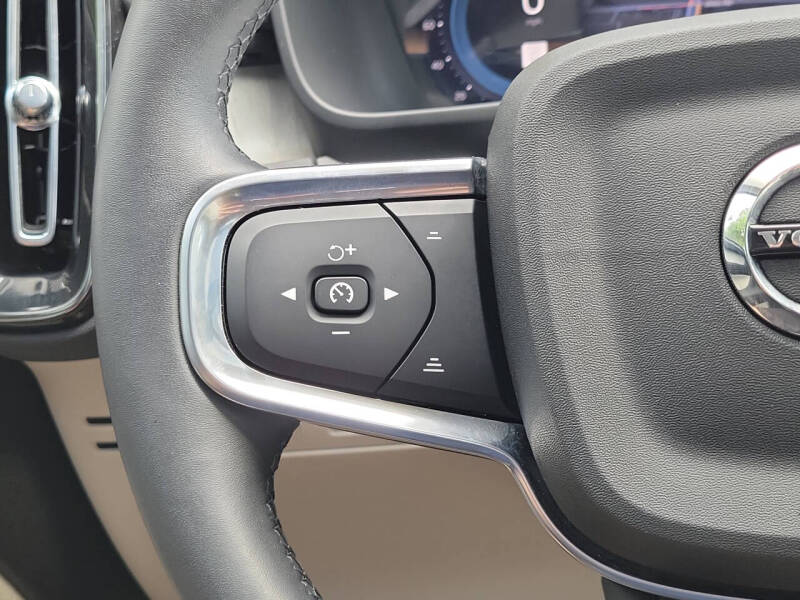 2024 Volvo XC40 B5 Ultimate Dark Theme