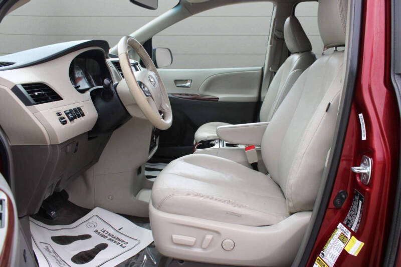 2014 Toyota Sienna XLE 7-Passenger