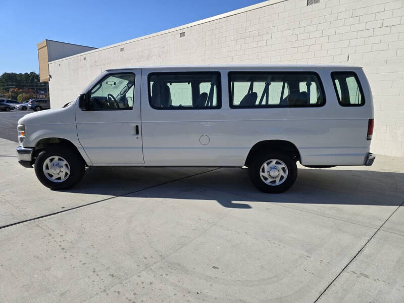 2013 Ford E-Series Econoline Wagon XLT photo 3