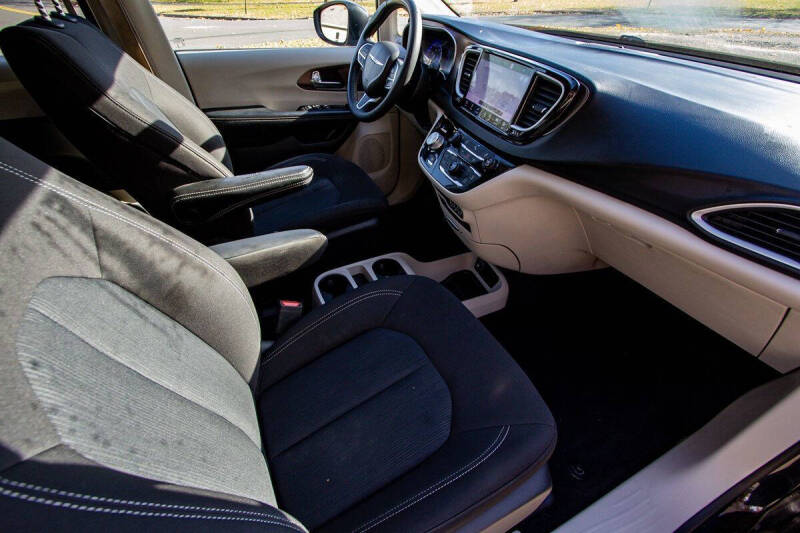 2022 Chrysler Voyager LX