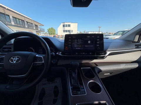 2021 Toyota Sienna LE 8-Passenger