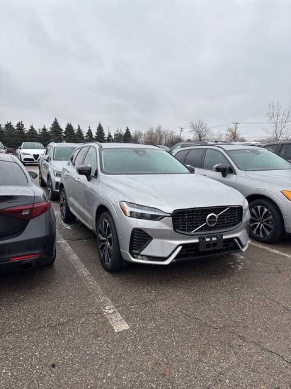 2025 Volvo XC60 B5 Plus Dark Theme