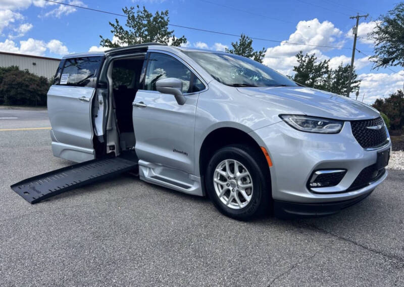 2019 Chrysler Pacifica Touring L's photo