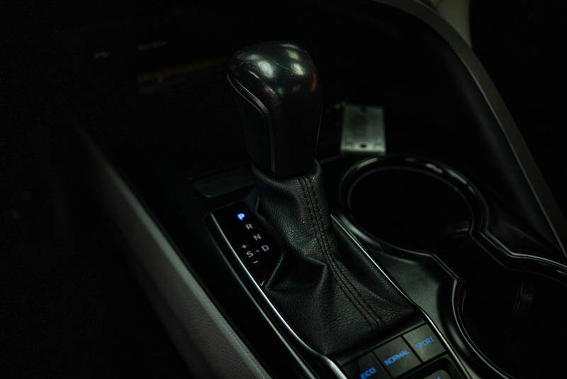 2020 Toyota Camry Hybrid SE