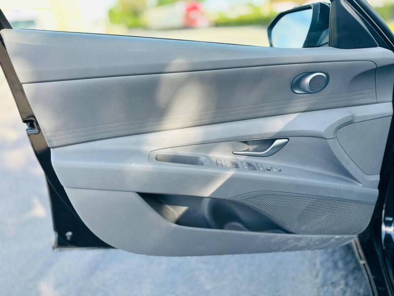 2025 Hyundai Elantra SE