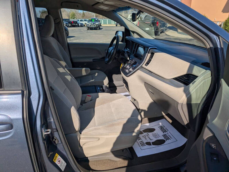 2017 Toyota Sienna LE 8-Passenger