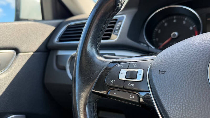 2017 Volkswagen Passat 1.8T R-Line