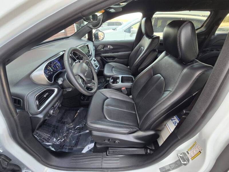 2025 Chrysler Pacifica Select