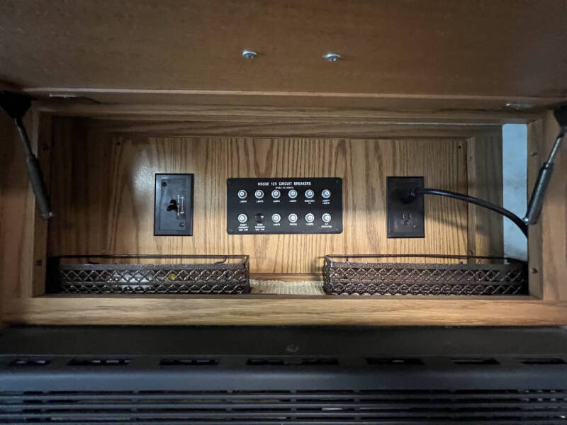 2000 Winnebago Adventurer