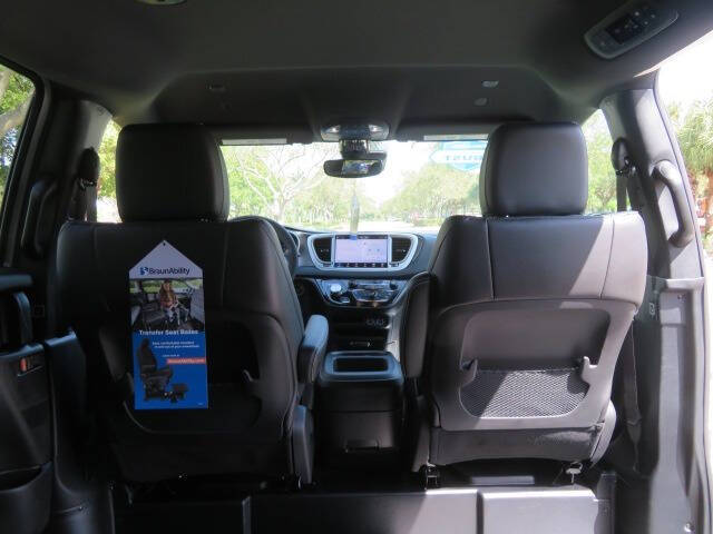 2025 Chrysler Voyager LX