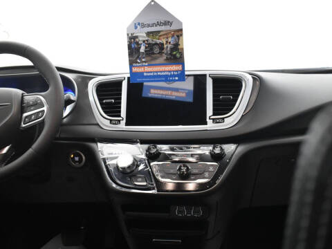 2025 Chrysler Voyager LX