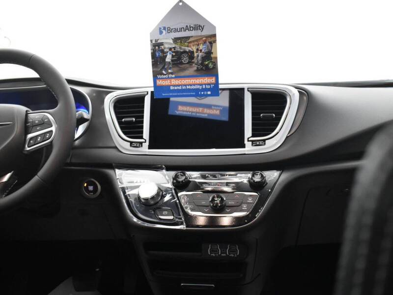 2025 Chrysler Voyager LX