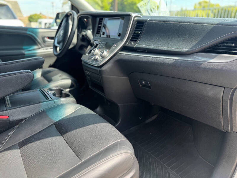 2017 Toyota Sienna SE 8-Passenger