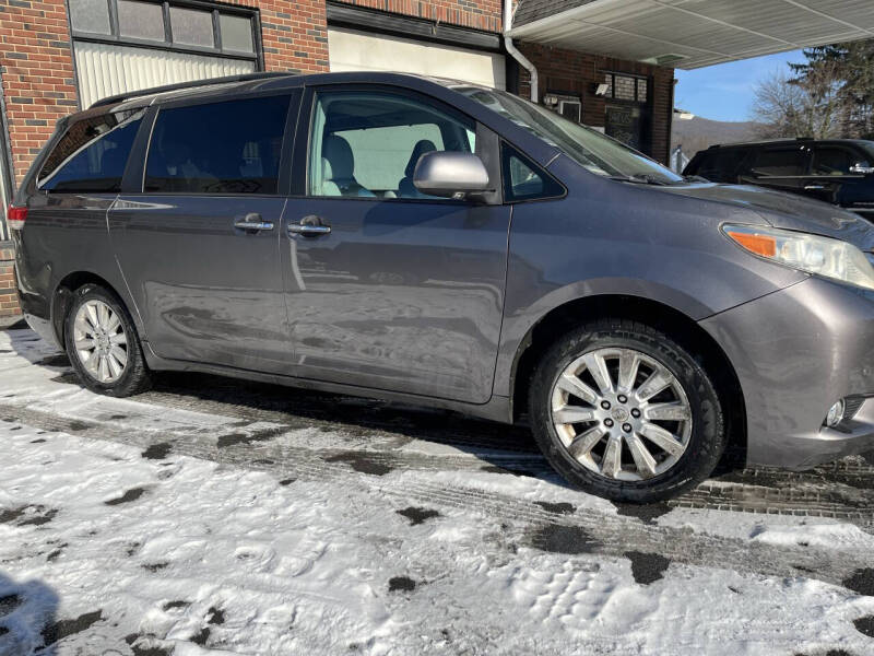 2012 Toyota Sienna Limited's photo