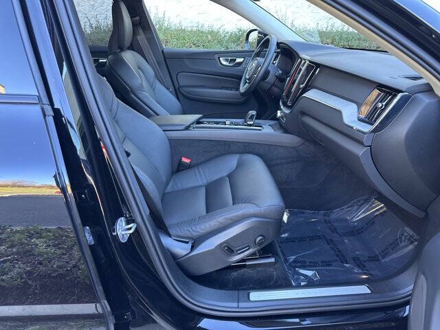 2025 Volvo XC60 B5 Plus Dark Theme