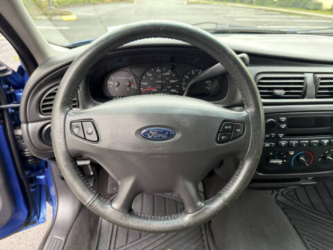2003 Ford Taurus SE
