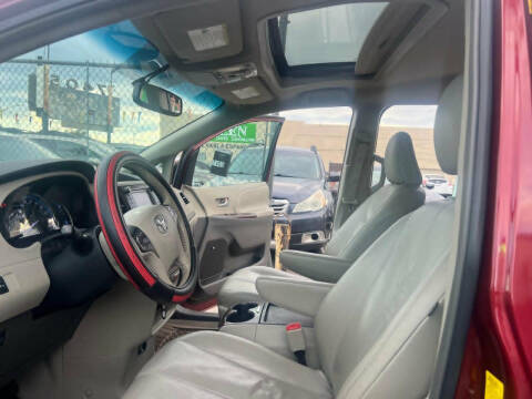 2011 Toyota Sienna XLE 7-Passenger Auto Access Seat