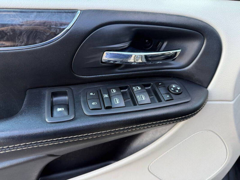 2014 Chrysler Town and Country Touring