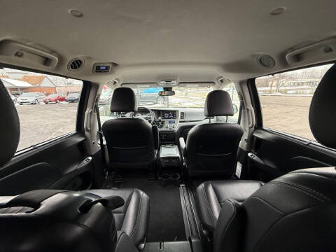 2018 Toyota Sienna SE 8-Passenger