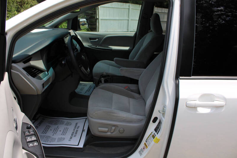2015 Toyota Sienna LE 8-Passenger