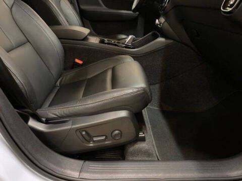 2025 Volvo XC40 B5 Plus Bright Theme