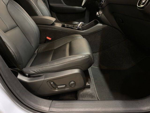 2025 Volvo XC40 B5 Plus Bright Theme
