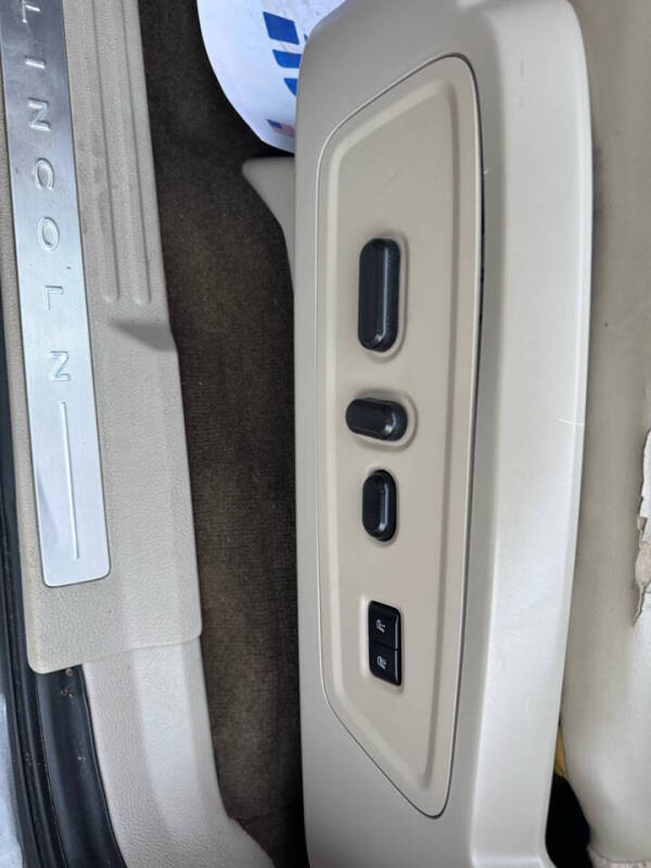 2015 Lincoln Navigator Base photo 12