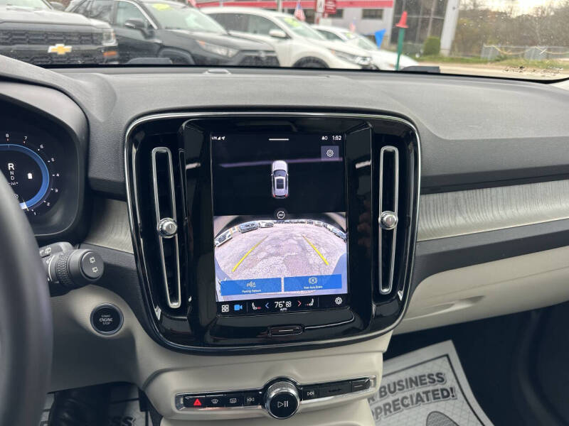 2023 Volvo XC40 B5 Plus Bright Theme