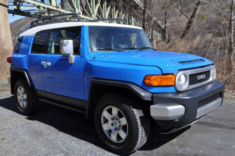 2007 Toyota FJ Cruiser for sale at CAR TRADE in Slatington PA