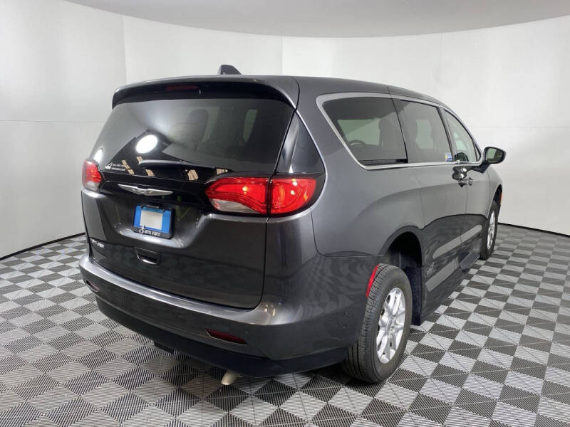 2022 Chrysler Voyager LX