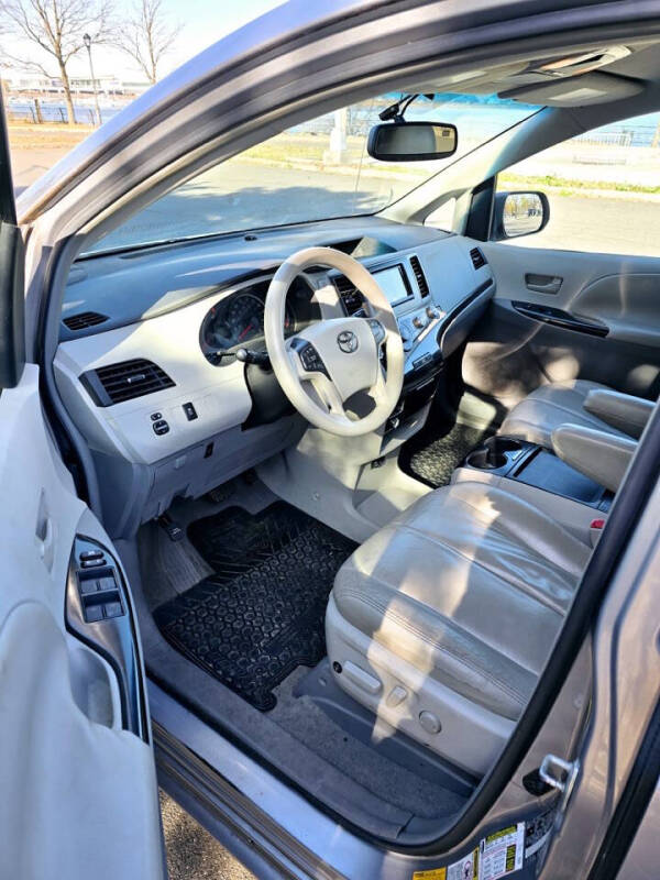 2011 Toyota Sienna LE 7-Passenger
