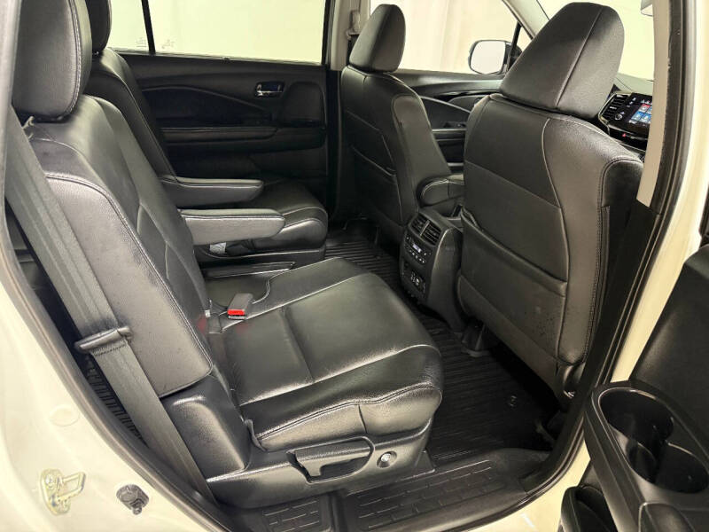 2019 Honda Pilot Touring w/Rear Captain's Chairs