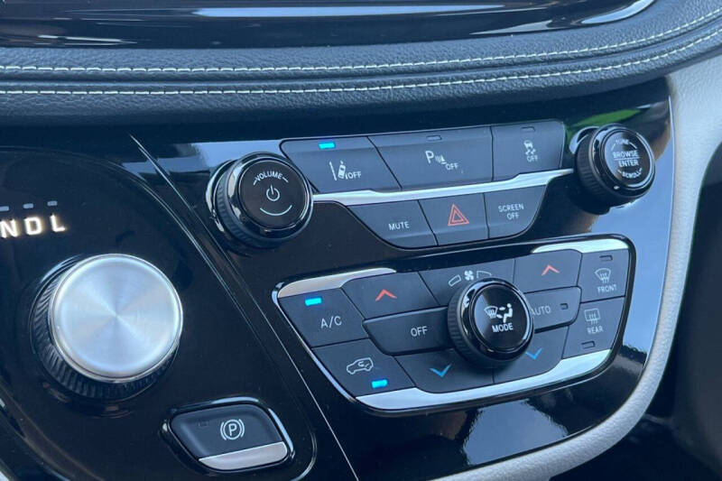 2024 Chrysler Pacifica Plug-In Hybrid Select