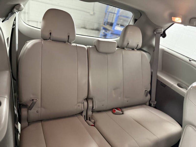 2017 Toyota Sienna XLE Premium 7-Passenger